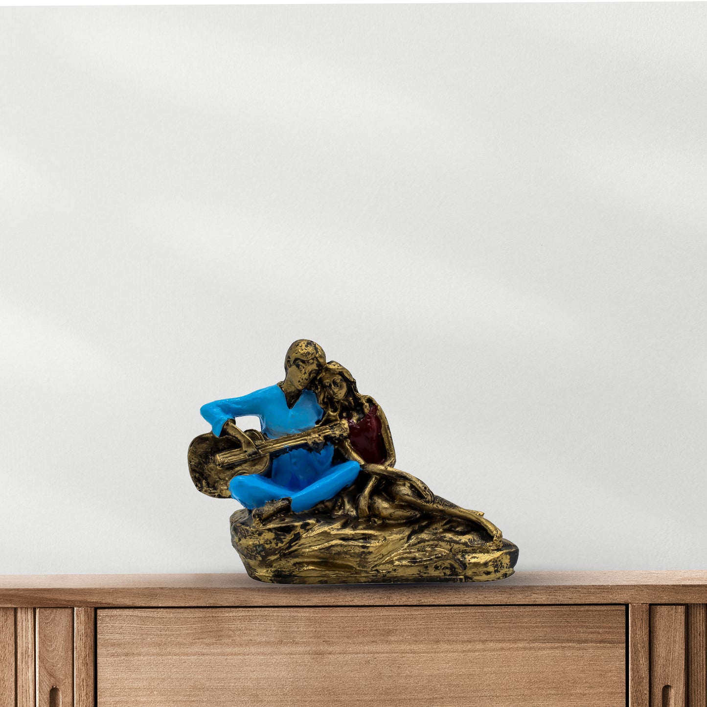 Luxury Romantic Couple Showpiece – Premium Polyresin Love Statue for Home Decor & Anniversary Gift