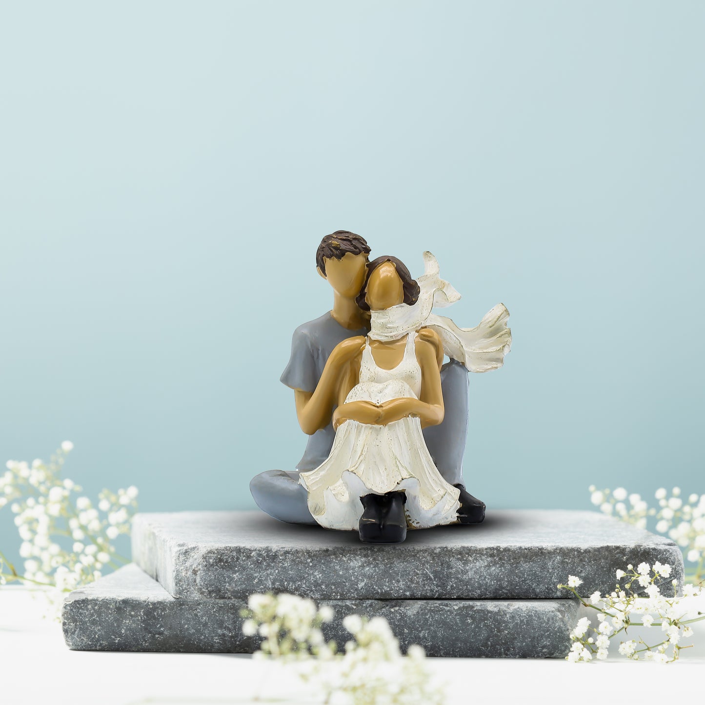 Luxury Romantic Sitting Couple Showpiece – Premium Polyresin Love Statue for Home Decor & Anniversary Gift