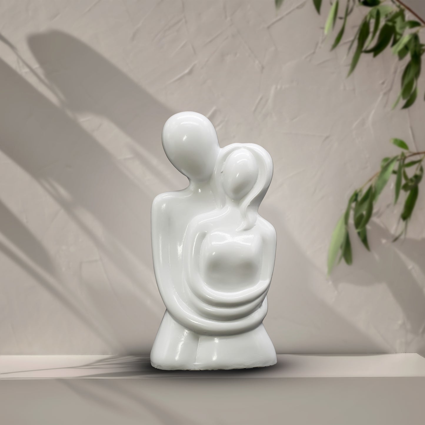 Luxury Modern White Abstract Couple Statue – Premium Romantic Polyresin Lovers Sculpture for Home Decor & Anniversary Gift