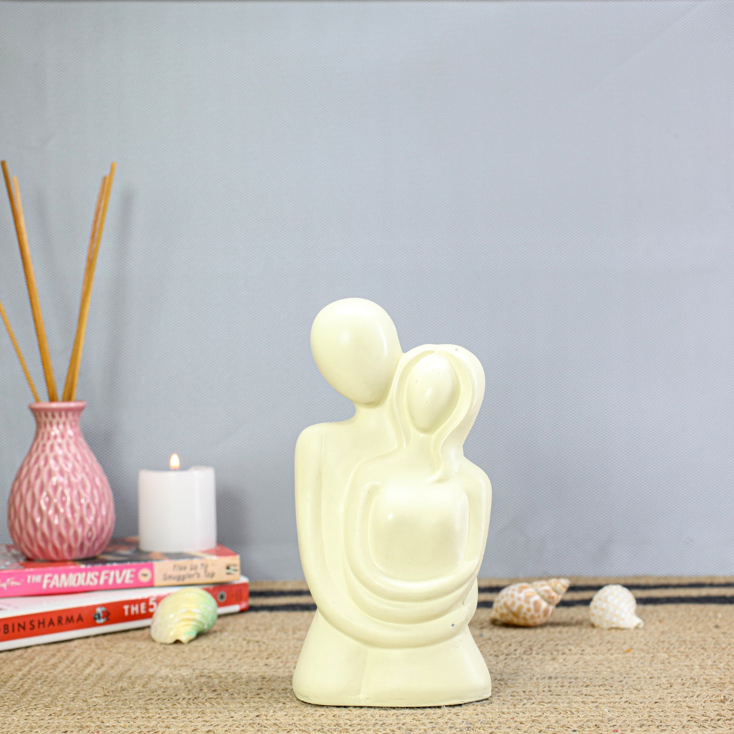 Luxury Abstract Couple Sculpture – Romantic Modern Polyresin Couple Figurine for Home Decor & Anniversary Gift