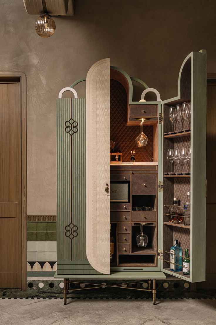 Grand Master Cabinet 